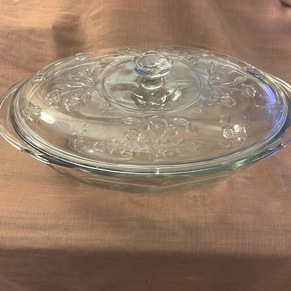 Beautiful 2-quart baking dish - Picture 2 of 9